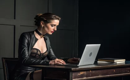 Domina schreibt einem Mann im Chat und prüft seine ersten Signale. Vom Chat zur Herrin: Domina Online Signale lesen lernen und wie sie reale Treffen erlaubt